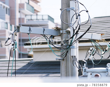電柱と電線 78358879
