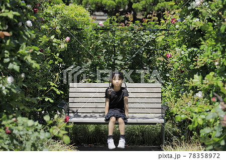 女子小学生 (6歳)と港の見える丘公園のバラの回廊 78358972