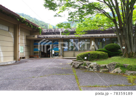 広島緑化植物公園の学習展示館の玄関の景色 78359189