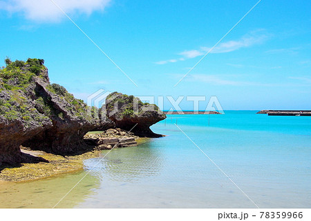 【沖縄】奇岩と海の風景(浜比嘉島) 【沖縄】奇岩と海の風景(浜比嘉島) 78359966