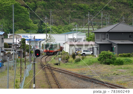 終点茂木駅に到着する下り列車 78360249