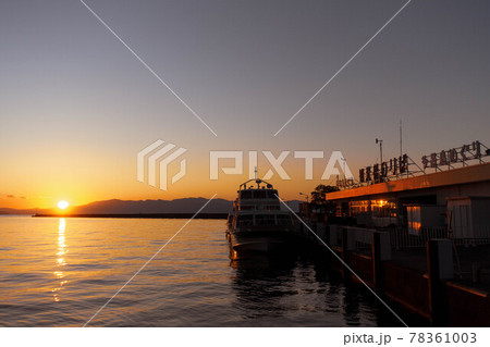 滋賀県彦根市の彦根港に停泊中の船と夕景 滋賀県彦根市の彦根港に停泊中の船と夕景 78361003