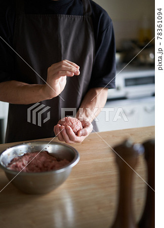 ハンバーグをこねる男性 78361094