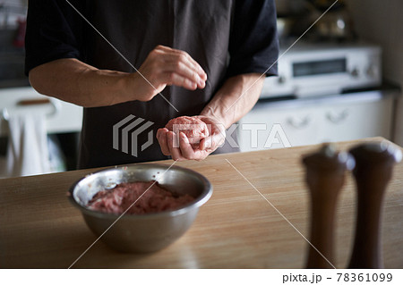 ハンバーグをこねる男性 78361099