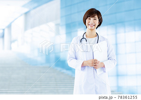 若い女性医師のイメージ 78361255