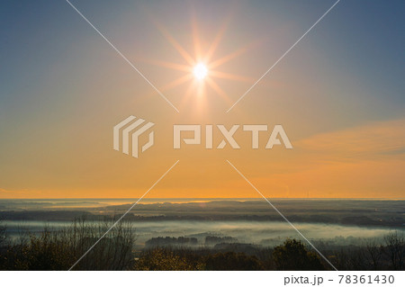 三ツ石森林公園からの雲海と日の出 78361430