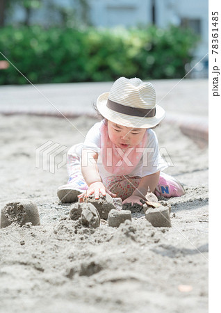 公園の砂場で遊ぶ子供 公園の砂場で遊ぶ子供 78361485