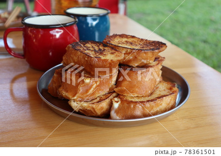 キャンプの朝食フレンチトースト 78361501
