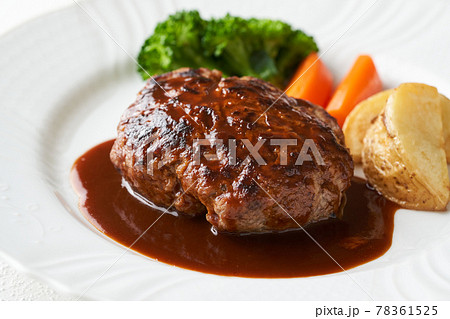 白い皿に盛り付けたデミグラスハンバーグ 白い皿に盛り付けたデミグラスハンバーグ 78361525
