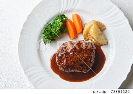 白い皿に盛り付けたデミグラスハンバーグ 白い皿に盛り付けたデミグラスハンバーグ 78361526