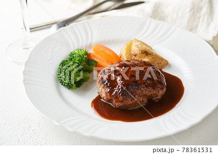 白い皿に盛り付けたデミグラスハンバーグ 白い皿に盛り付けたデミグラスハンバーグ 78361531