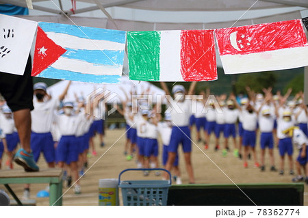 小学校の運動会・手作りの万国旗・ラジオ体操 78362774