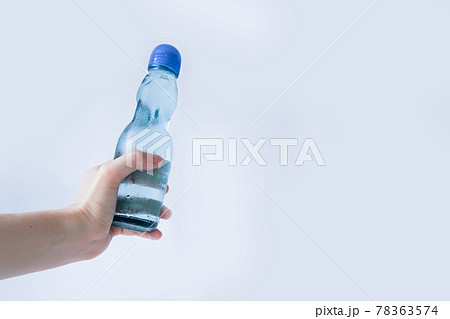ラムネのビンを持った手 78363574