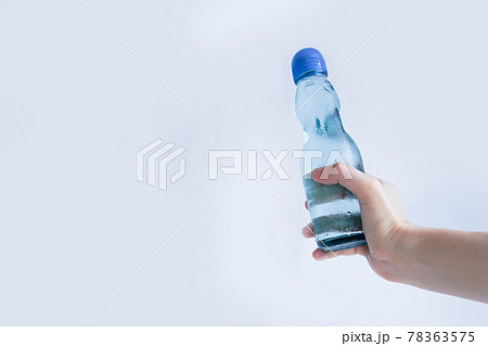ラムネのビンを持った手 78363575