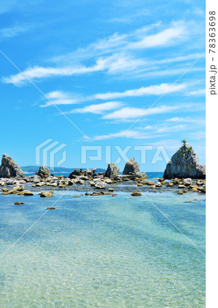和歌山県　青空と海の串本橋杭岩 78363698