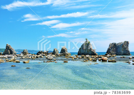 和歌山県　青空と海の串本橋杭岩 78363699