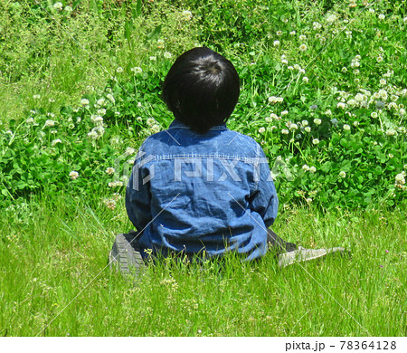 クローバーを探す子ども クローバーを探す子ども 78364128