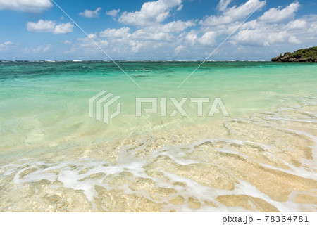 Incredible translucent emerald green sea on paradise beach. 78364781