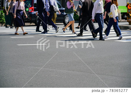 横断歩道を歩く人 横断歩道を歩く人 78365277
