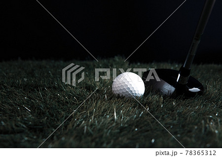 ゴルフボール 芝生 黒背景イメージ素材の写真素材