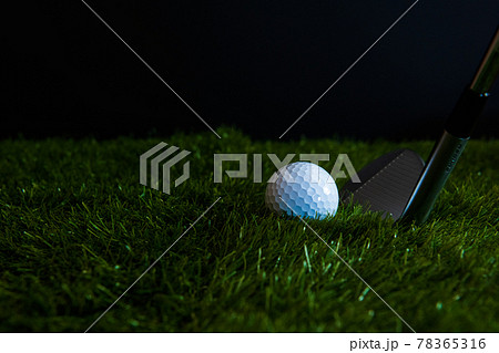 ゴルフボール 芝生 黒背景イメージ素材 78365316