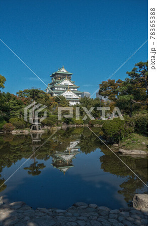 大阪城の日本庭園の池に映る天守閣のリフレクション 大阪城の日本庭園の池に映る天守閣のリフレクション 78365388