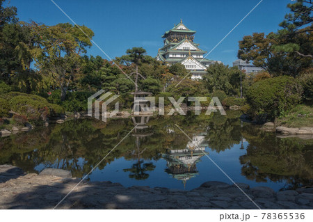 大阪城の日本庭園の池に映る天守閣のリフレクション 78365536
