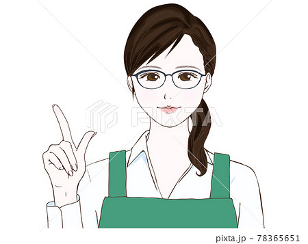 指さしをする、眼鏡をかけたエプロン姿の女性 指さしをする、眼鏡をかけたエプロン姿の女性 78365651