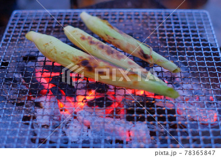 炭火で網焼きヤングコーン 78365847