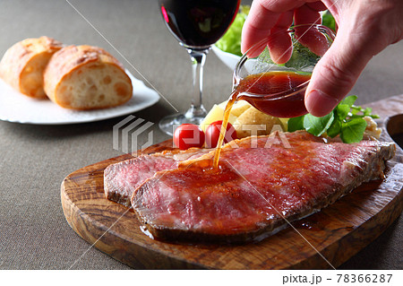 黒毛和牛サーロインのローストビーフ　盛り付け 78366287