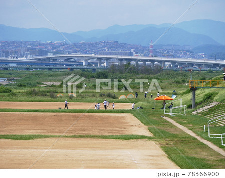 大阪 伊丹市 猪名川の河川敷と中国自動車道(桑津橋から北方向、初夏) 大阪 伊丹市 猪名川の河川敷と中国自動車道(桑津橋から北方向、初夏) 78366900