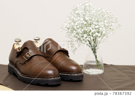 かすみ草と茶色の革靴 78367392