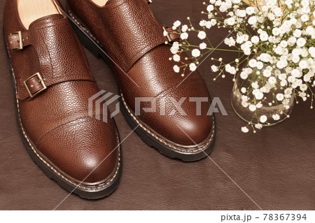 かすみ草と茶色の革靴 78367394