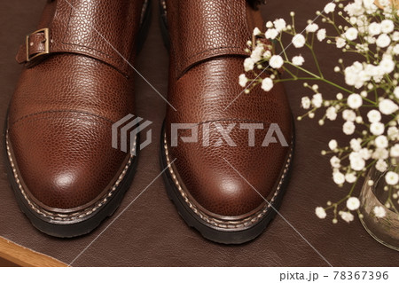 かすみ草と茶色の革靴 78367396