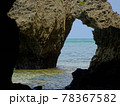 不思議な形の岩と穴から見える海 78367582