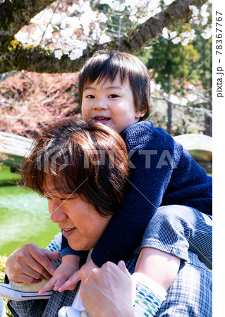 三歳の男の子を肩車する父親 78367767