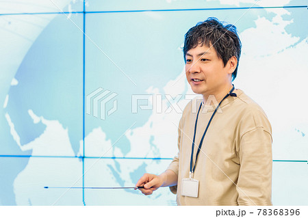 研修会で講義する男性講師 78368396