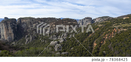 欧州ギリシャのカランバカにある世界遺産メテオラのメガロメテオロン,ヴァルラーム、ルサヌのパノラマ 欧州ギリシャのカランバカにある世界遺産メテオラのメガロメテオロン,ヴァルラーム、ルサヌのパノラマ 78368425