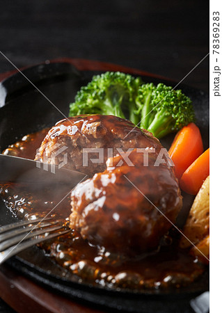 熱々のハンバーグステーキ 78369283