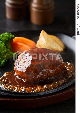 熱々のハンバーグステーキ 78369285