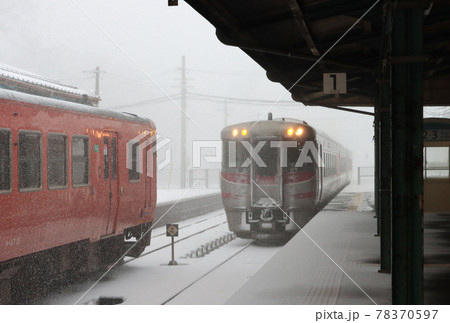 雪の豊岡駅に着く特急「はまかぜ」 78370597