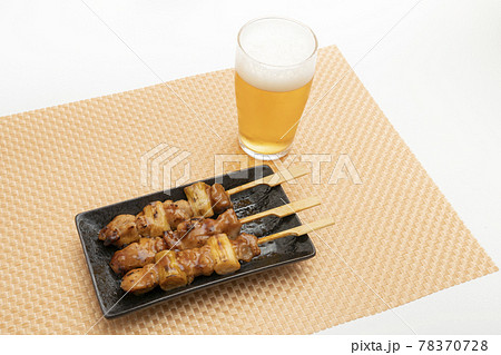 焼き鳥とビール 78370728