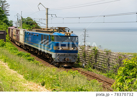 初夏の日本海沿いを走る貨物列車　秋田県にかほ市 78370732