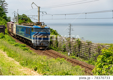 初夏の日本海沿いを走る貨物列車 秋田県にかほ市 初夏の日本海沿いを走る貨物列車 秋田県にかほ市 78370733