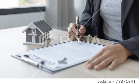 Selling a house with insurance, Sales managers or dealers have signed approval to open a housing project with a model house, Home-Real Estate and Insurance concept. 78371841