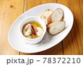 海老料理の小鉢とパン 78372210