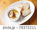 海老料理の小鉢とパン 78372211
