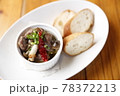 肉料理の小鉢とパン 78372213
