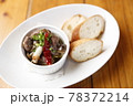 肉料理の小鉢とパン 78372214