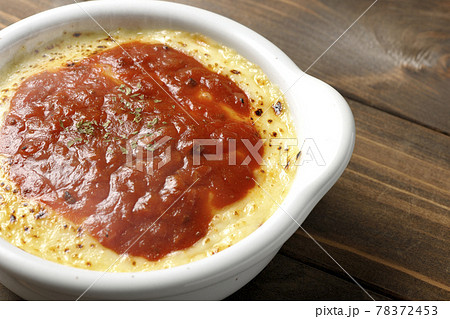 溶けて焦げ目がついたたっぷりチーズの熱々ドリア、グラタン 78372453